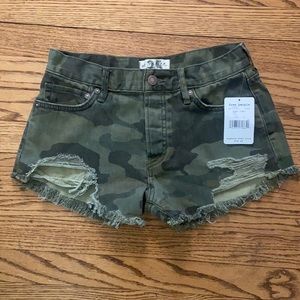 New free people camo shorts size 25 with tags